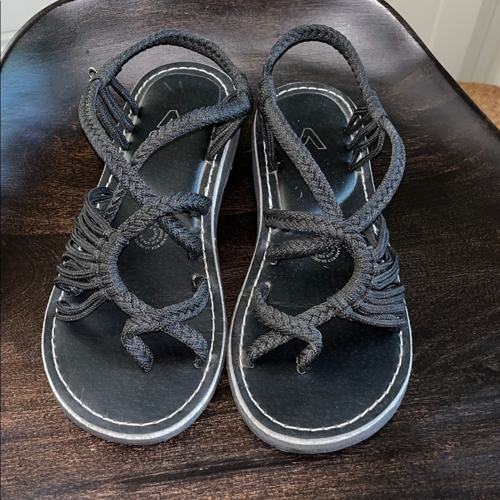 Vines Islandwear Rope Sandals size 8